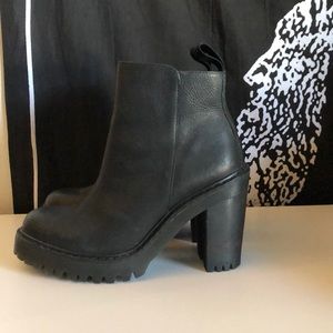 Dr. Martens Magdelena boots